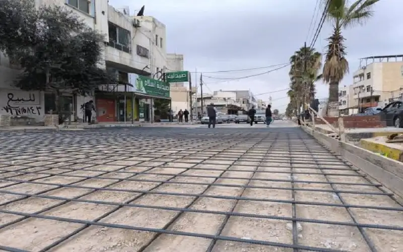 بلدية الرمثا تنفذ صيانة لشارع خط