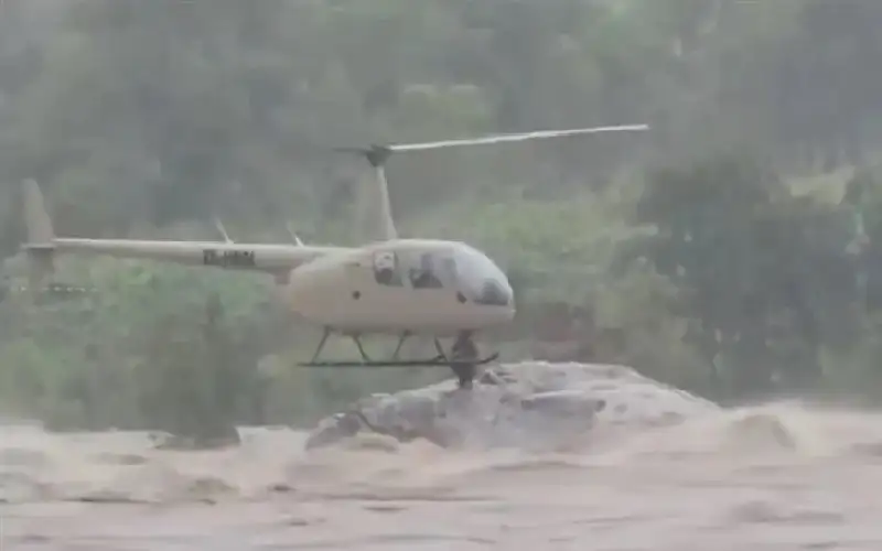 معجزة فوق صخرة.. إنقاذ زوجين علقا