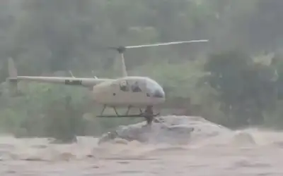 معجزة فوق صخرة.. إنقاذ زوجين علقا