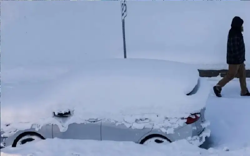 عاصفة جليدية تشل حركة الطيران في