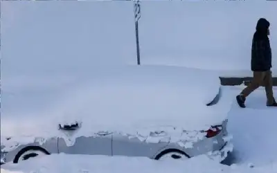 عاصفة جليدية تشل حركة الطيران في