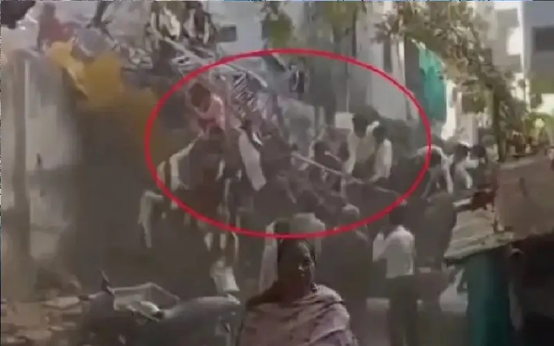 انهيار أرجوحة مكتظة وقذف أطفال أرضا