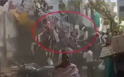 انهيار أرجوحة مكتظة وقذف أطفال أرضا