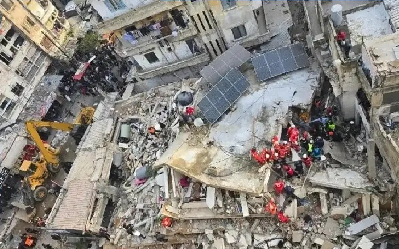 انهيار مبنى سكني في لبنان وجهود