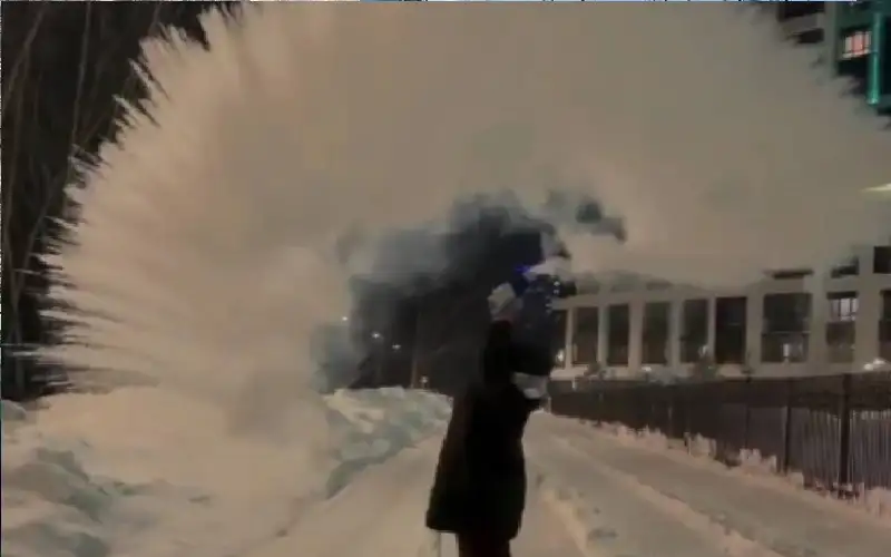 ماذا يحدث للماء المغلي في درجة