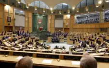 نواب يرفضون رفع سن التقاعد ويطاstrongلبstrongون