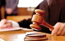 النزاهة ومكافحة الفساد توقف موظفا في