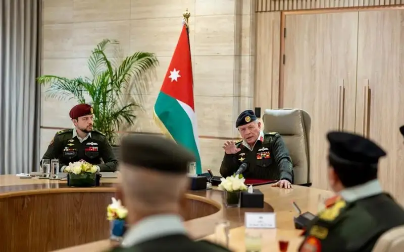 الملك يرافقه ولي العهد يزور القيادة