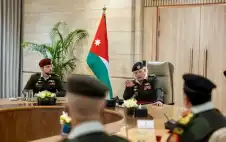 الملك يرافقه strongولي العهدstrong يزور القيادة