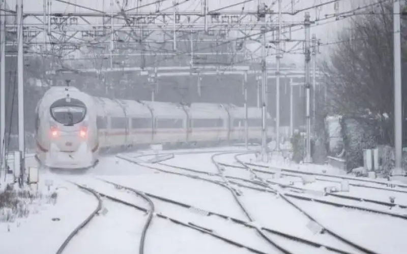 الثلوج تعيق حركة النقل والقطارات في