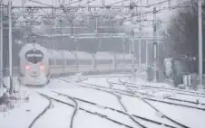 الثلوج تstrongعيstrongق حركة النقل والقطارات في