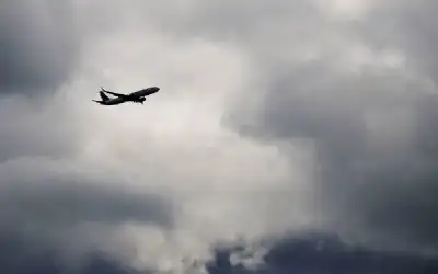 لجأ لراقصة في كليبه الأخير.. انتقادات