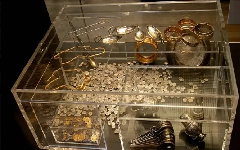 بالصدفة.. مطرقة ضائعة تكشف عن كنز