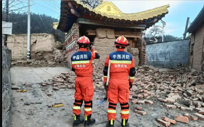 الصين تجلي 20 ألف شخص عقب