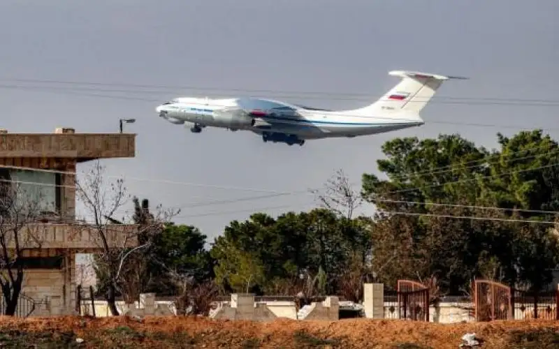 روسيا تسحب قواتها ومعداتها من مطار