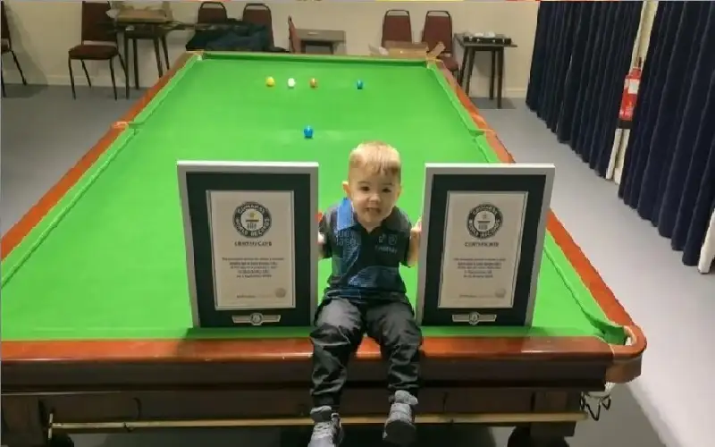 أصغر لاعب بلياردو بالعالم يسطر اسمه