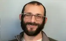 من هو أليكس بريتي الممرض الذي