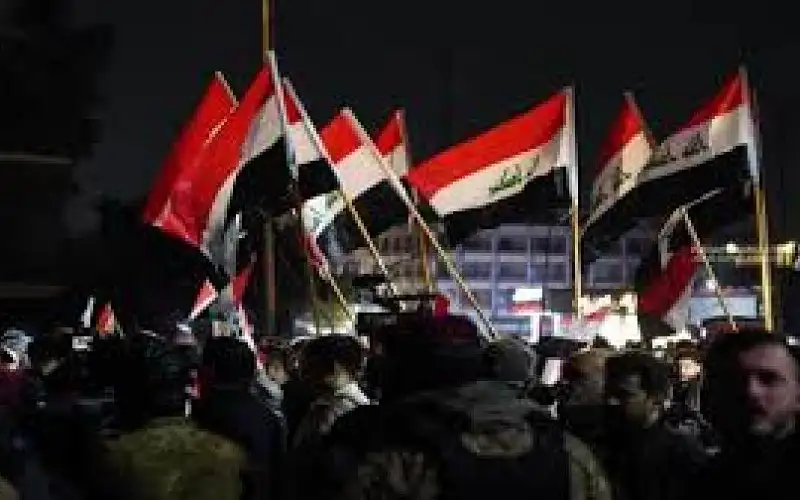 مئات المتظاهرين يتجمعون قرب المنطقة الخضراء