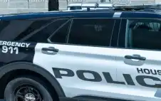 سيارة تحطم باب كنيس يهودي في