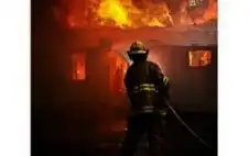 حريق ضخم طال عددا من المنازل