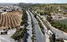 إعادة تأهيل جسري مشاة في شارع