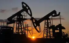 أسعار النفط تنخفض بأكثر من 1%