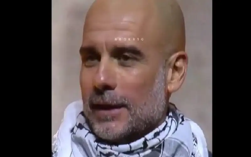 متوشحا بالكوفية.. غوارديولا يجدد دعمه لفلسطين