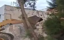 بلدية إربد تstrongزيstrongل بناء مهجورا آيلا