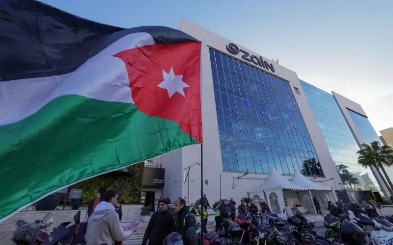 مسيرة ضخمة انطلقت من الشركة وجابت