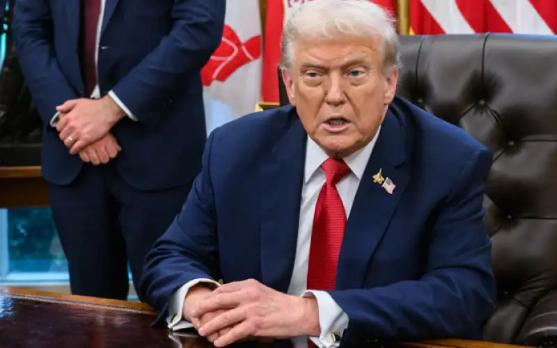 ترامب: أسطول كبير يتجه لإيران أكبر