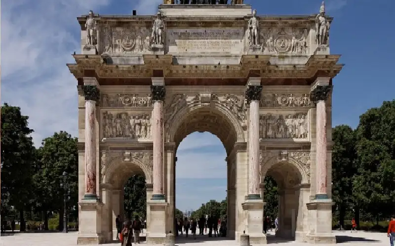 حتى قوس النصر الأمريكي لم يسلم..