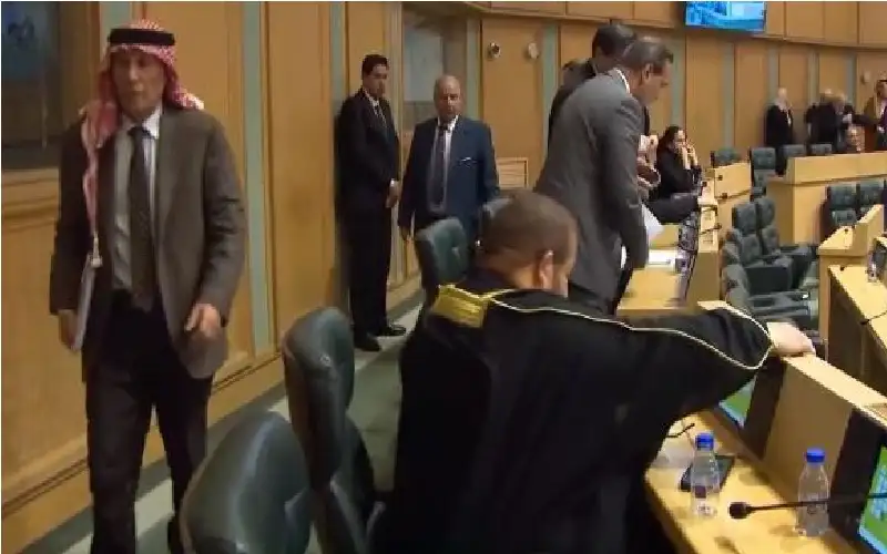 نواب العمل الاسلامي يحتجون ويغادرون قبة