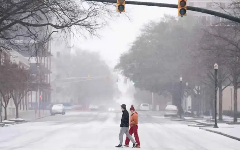 إلغاء مئات الرحلات الجوية جراء العاصفة