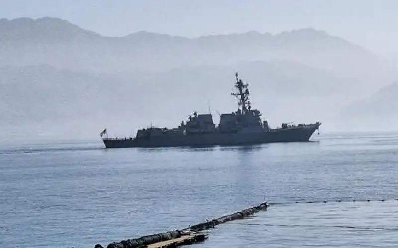 المدمرة الأمريكية ديلبرت دي بلاك تغادر