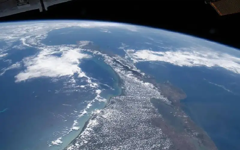 لماذا يرتفع سطح المحيط الهادئ عن