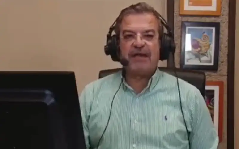 مذيع إذاعي يثير تساؤلات حول أداء