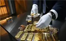 الذهب والفضة يستstrongعيstrongدان بريقهما والنفط يواصل