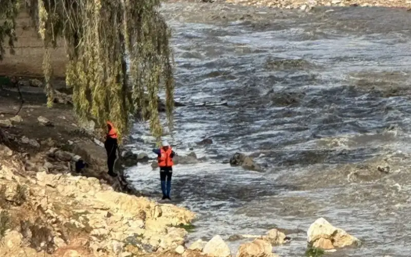 وفاة شخص سقط في سيل الزرقاء