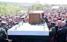 أحمد عبيدات يوارى الثرى في جنازة