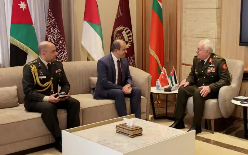 رئيس هيئة الأركان المشتركة يستقبل السفير