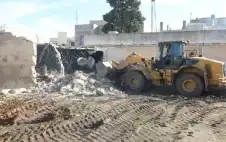 إزالة بناء آيل للسقوط قرب مدرسة