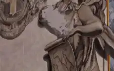 محو وجه ميلوني من جدارية كنيسة