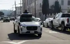 سيارة ذاتية القيادة تصطدم بطفل وتتفادى