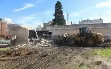 إزالة بناء آيل للسقوط قرب مدرسة