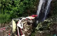 منحدرات نيبال تبتلع حافلة زفاف وتودي