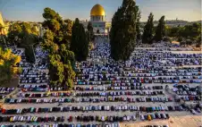 عشرات آلاف المصلين يؤدون صلاة الجمعة