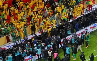 عشرات آلاف المصلين يؤدون صلاة الجمعة