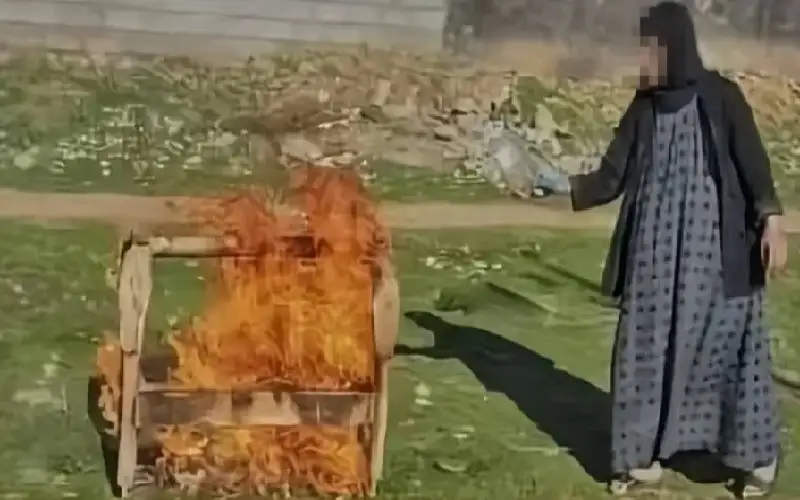 سيدة تحرق مهد أطفالها الستة وتشعل