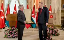 الملك يمنح أردوغان قلادة الحسين بن