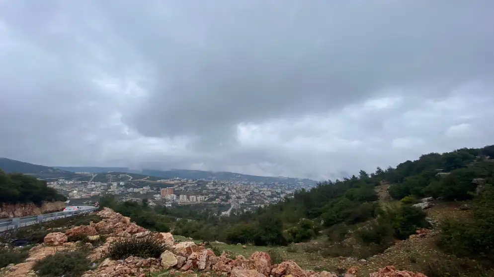 طقس لطيف الحرارة نهارا وبارد ليلا